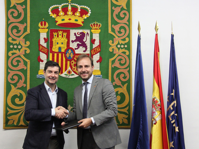 Javier Dorado y Juan Ávila tras la firma del convenio de colaboración en la sede de la FEMP
