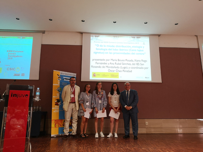 María Bouzo, Xiana Rego y Ana Rubal recibiendo su premio en el Congreso Jóvenes Investigadores 2019