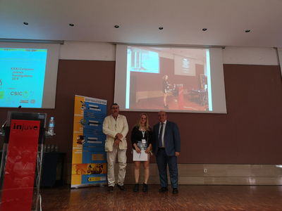 Nadia Brzostowicz recibiendo su premio en el Congreso Jóvenes Investigadores 2019
