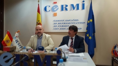 El director general del Instituto de la Juventud, Rubén Urosa, y el presidente de CERMI, Luis Cayo Pérez Bueno, en el acto de la firma del convenio de colaboración