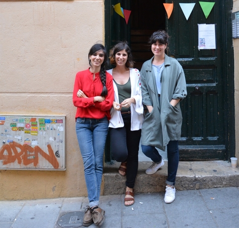 Cumpleaños en el bloque es un proyecto de Clara Ajenjo, Roser Colomar y Valeria Reyes