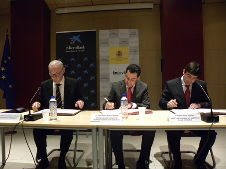 José Francisco de Conrado, Juan Manuel Moreno y Rubén Urosa durante la firma 