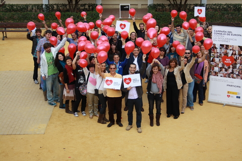 Los participantes en el Seminario forman un corazón, con el logo de la Campaña N