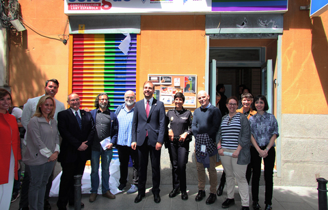 Foto de familia delante del nuevo Centro LGTBi Colegas en Lavapiés, Madrid