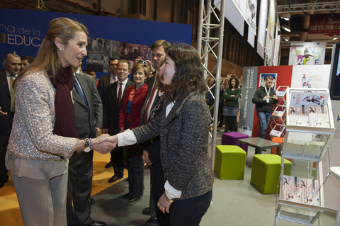 La Infanta Elena saluda a la subdirectora del Injuve en el stand de Aula 2013