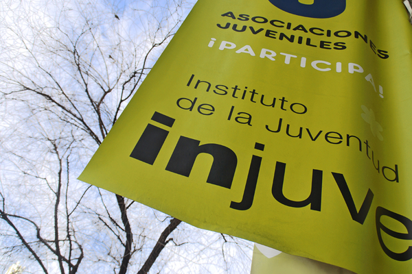 Banderola asociaciones juveniles en la sede del Injuve en Madrid