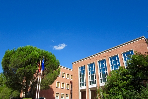 ​​Fachada principal  de la Escuela Diplomática vista desde la calle Gregorio del Amo