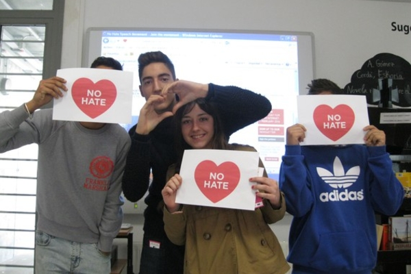 Varios jóvenes apoyando la Campaña No Hate en España