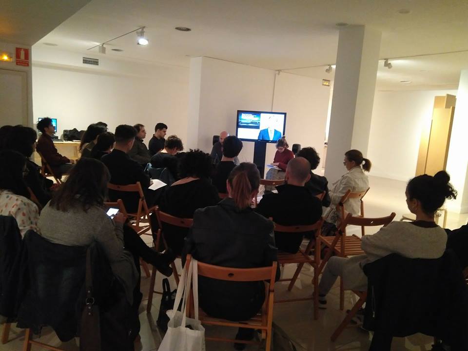 Un auditorio de una veintena de personas escuchan uno de los seminarios de la exposición Nueva Sinceridad de la Sala Amadís
