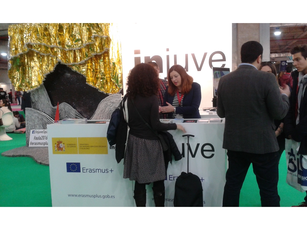 Visitantes de Aula 2016 en el stand del Injuve