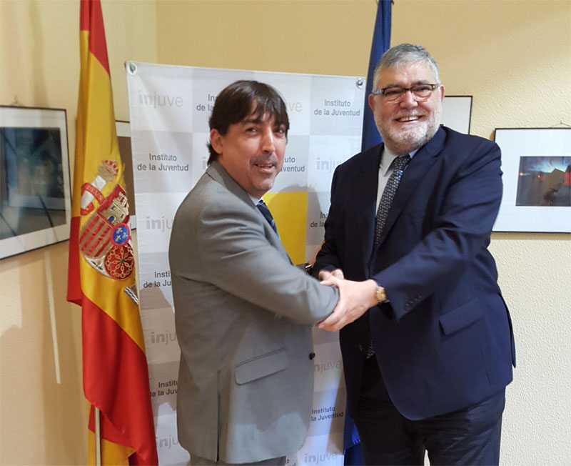 Rubén Urosa, director del Injuve (a la izquierda) y Alfonso Cebrián, del CEDEU, durante la firma del convenio.