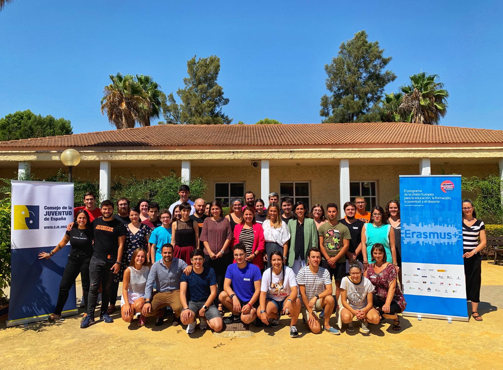 Grupo de participantes en el Encuentro de Embajadas para el Diálogo con la Juventud en el CEULAJ