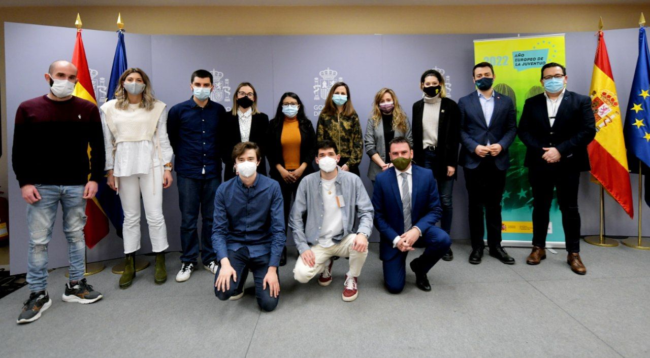 Grupo de participantes en la primera reunión del grupo de trabajo nacional creado con motivo del Año Europeo de la Juventud