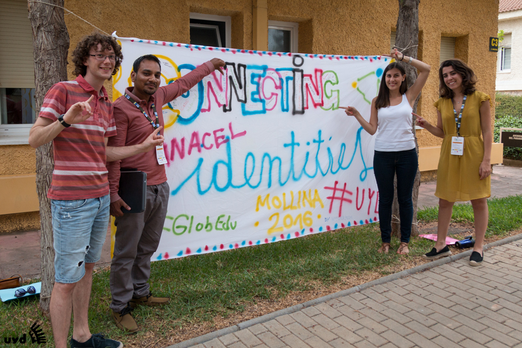 Uno de carteles elaborados por los participantes durante su estancia en el Ceulaj