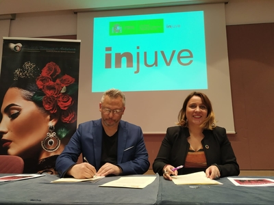 Momento de la firma del acuerdo de colaboración entre el Injuve y la Escuela de Flamenco de Andalucía