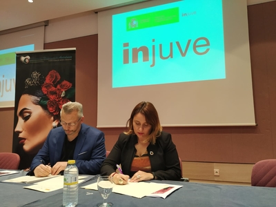 La directora del Injuve y el presidente de la Escuela de Flamenco de Andalucía firmando el acuerdo