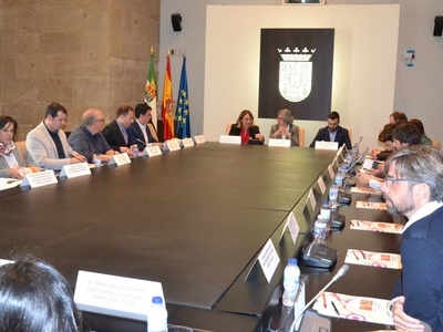 Mesa de la reunión, con los Directores de Juventud de las CCAA 