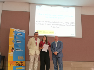 Claudia Pubill recibiendo su premio en el Congreso Jóvenes Investigadores 2019