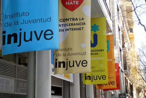 Imagen decorativa, fachada Injuve con carteles