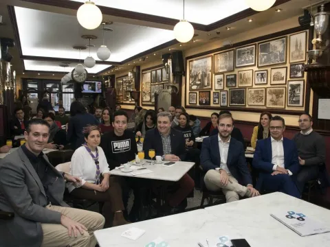 Participantes en el Café Moderno de Logroño