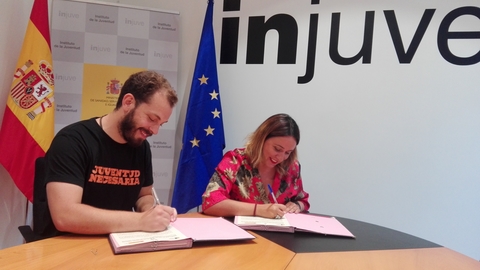 La directora general del Injuve, Ruth Carrasco, y el presidente del CJE, Manuel Ramos, firman el convenio