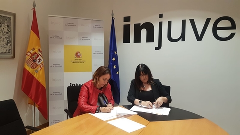 La directora general del Injuve y la Presidenta de Eyca firmando el memorandum