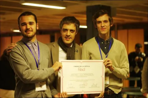 Juan Mellen entrega el reconocimiento a Álvaro Goula y Pablo Figuera