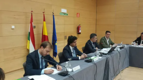El director general del Injuve, Javier Dorado, y el secretario de Estado de Servicios Sociales e Igualdad, Mario Garcés, en la reunión del Consejo Interterritorial de Juventud