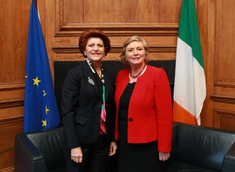 Androulla Vassiliou con la ministra irlandesa de Juventud
