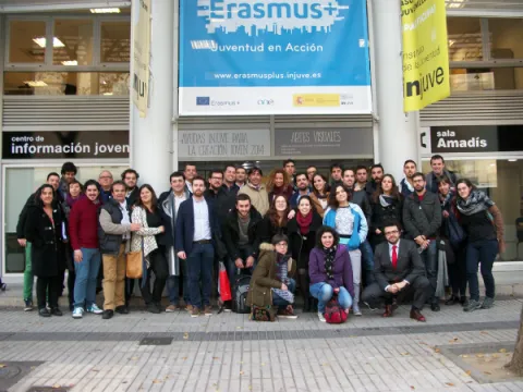  Jóvenes y directores generales de juventud en el cierre del evento final de Diálogo Estructurado