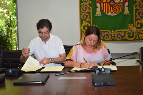 La directora general del Injuve y el Secretario General de la FEMP firmando el convenio