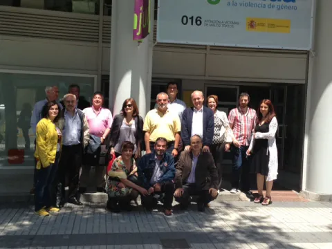 Participantes en la Jornada delante la sede del Injuve, en Madrid.