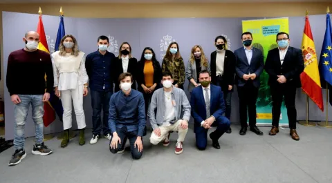Grupo de participantes en la primera reunión del grupo de trabajo nacional creado con motivo del Año Europeo de la Juventud