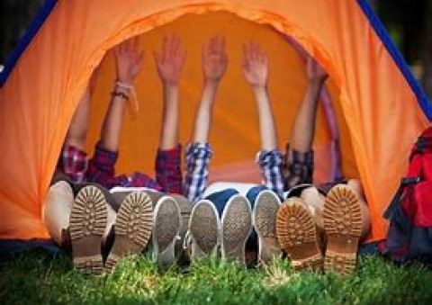 Imagen de personas jóvenes disfrutando de una acampada