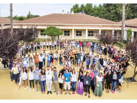 Los participantes en la decimosexta Universidad de Juventud y Desarrollo forman 