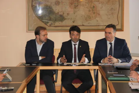 Javier Dorado, director del Instituto de la Juventud, junto al presidente de la Comisión de Deportes, Juventud y Ocio de la FEMP, José Antonio González