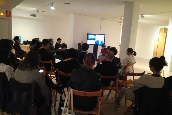 Un auditorio de una veintena de personas escuchan uno de los seminarios de la exposición Nueva Sinceridad de la Sala Amadís