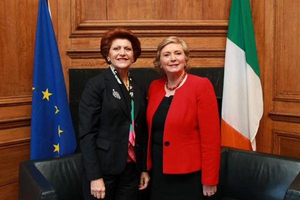 Androulla Vassiliou con la ministra irlandesa de Juventud