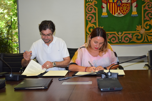 La directora general del Injuve y el Secretario General de la FEMP firmando el convenio