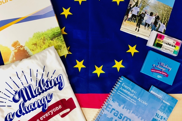 Materiales informativos de programas europeos de juventud