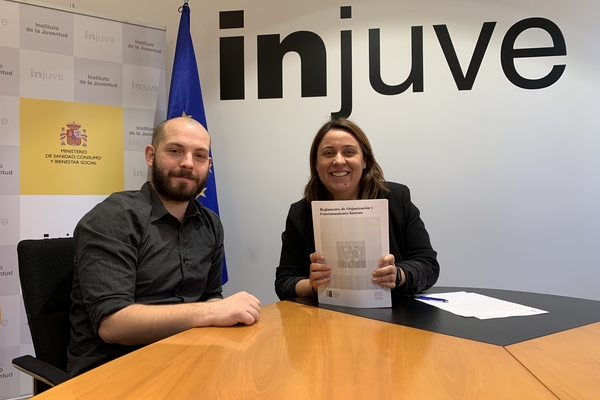 Ruth Carrasco, directora general del Injuve y Manuel Ramos, presidente del CJE durante la firma del Reglamento