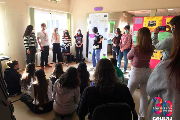Jóvenes en una de las actividades de la Asociación Madre Coraje en el CEULAJ