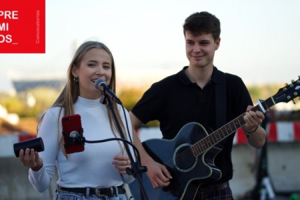 Imagen de dos personas jóvenes dando un concierto