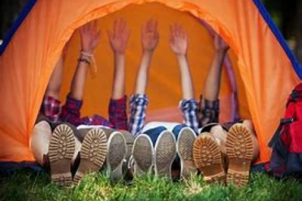 Imagen de personas jóvenes disfrutando de una acampada