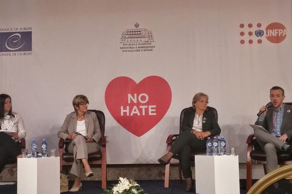 El representante del Comité de la Campaña No Hate en España participando en la reunión celebrada en Tirana.