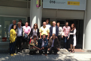 Participantes en la Jornada delante la sede del Injuve, en Madrid.