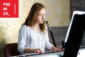Imagen de una mujer joven compositora de música