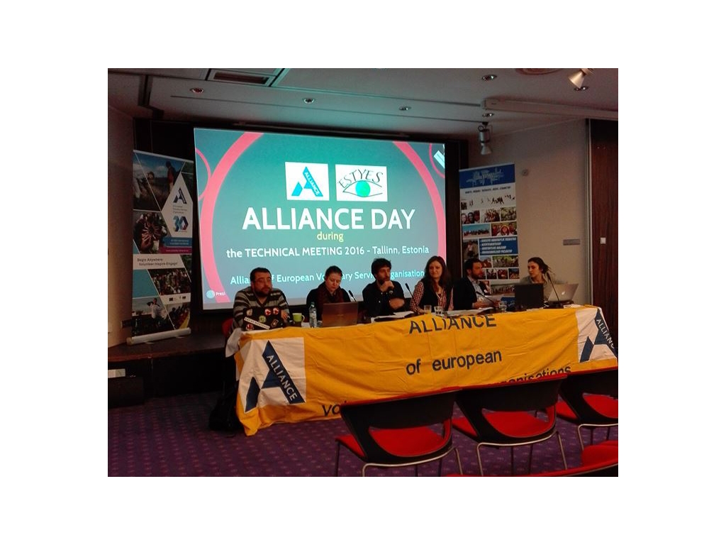 Mesa con los asistentes a la reunión celebrada en Tallin, Estonia, para preparar la convocatoria de Campos de Trabajo Internacionales 2016