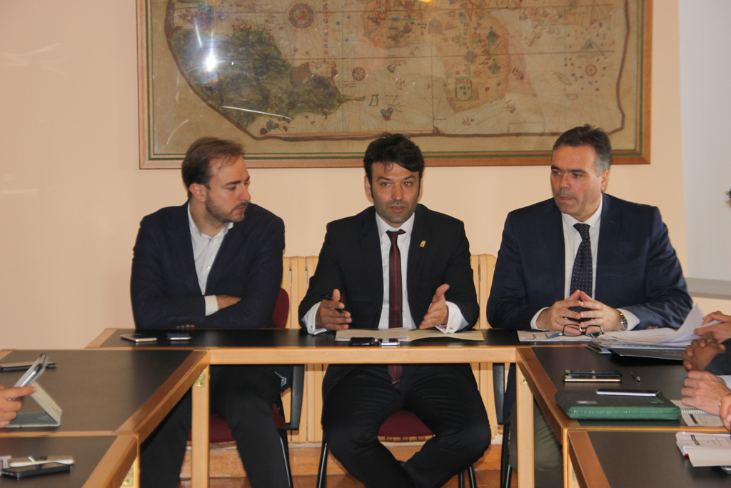 Javier Dorado, director del Instituto de la Juventud, junto al presidente de la Comisión de Deportes, Juventud y Ocio de la FEMP, José Antonio González
