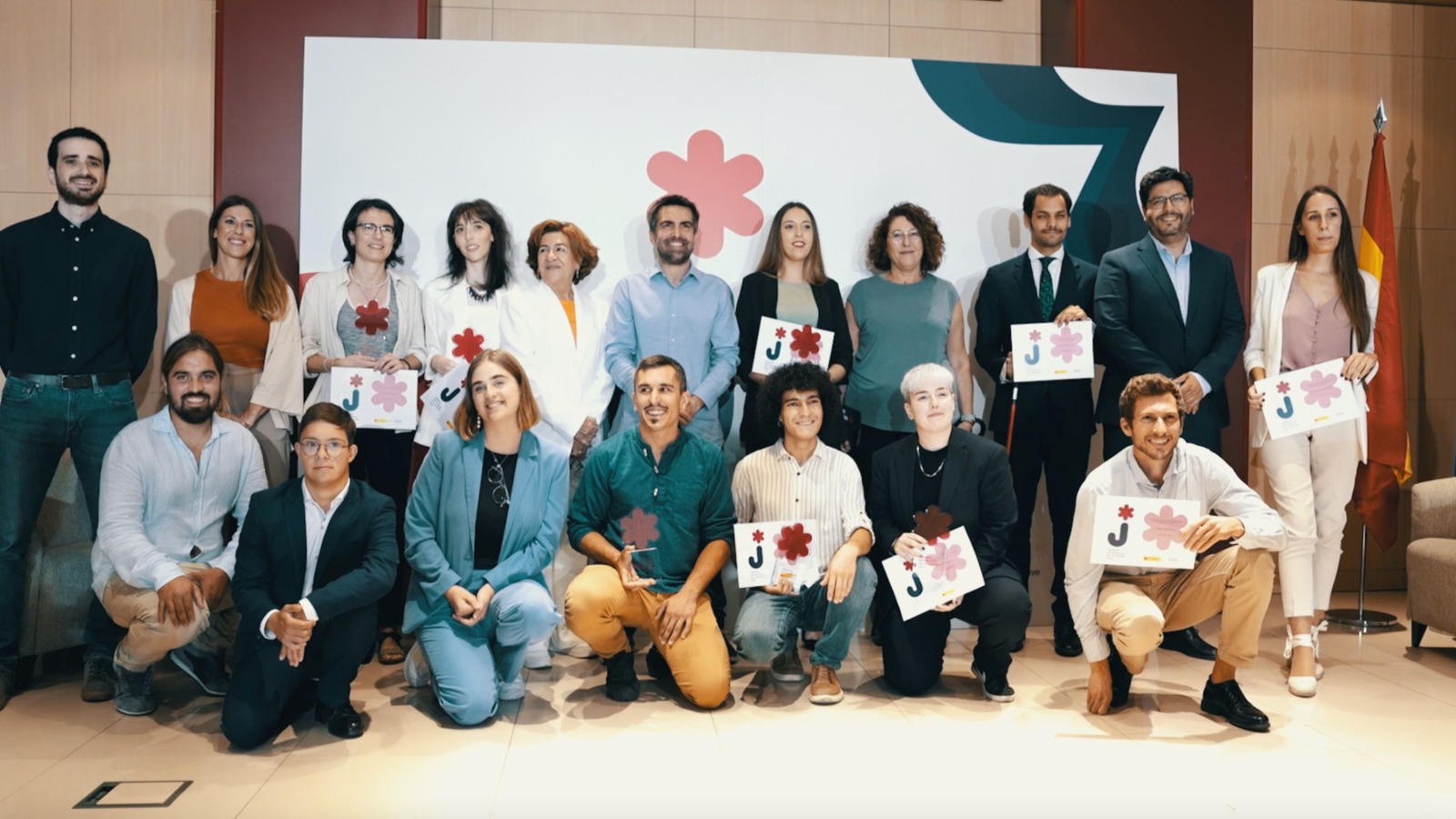 Foto grupal de la entrega de los Premios Nacionales de Juventud 2023